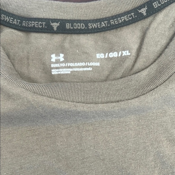 Under Armour Red and Green Short Sleeve Tee - Picture 3 of 3